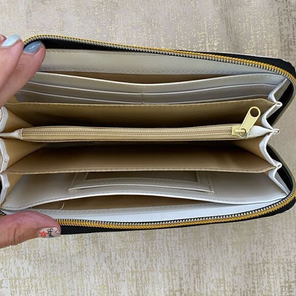 Big Eye Girl Silver Metallic Zip Around Wallet. - Picture 8 of 11